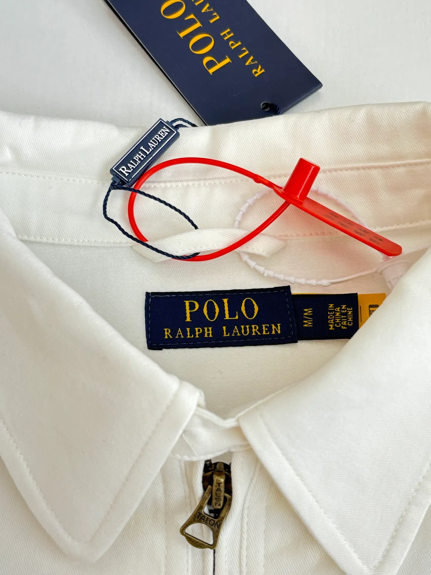P500 Ralph Laure*/Ralph Lauren Centaur embroidered zipper jacket. Customized cloud velvet white twill fine cotton. Adopts imported machine embroidery technology. Uses advanced computer control system and precision mechanical components to realize the iconic pony embroidery operation. High precision. Smooth and delicate lines. Template machine bag opening. Preset template to guide the position, shape and size of the bag opening. Accuracy ensures the quality of the bag opening effect. Size: S/M/L/XL